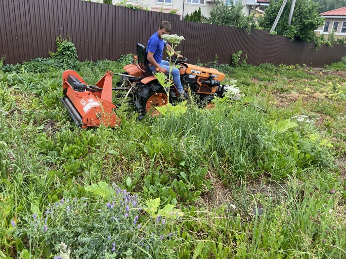 Уборка снега с крыши снегоуборщиком, лопатой, альпинистами  в Москве